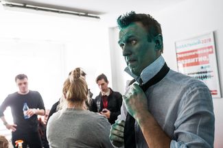 В Барнауле Навального облили зеленкой. Несмотря на это, политик не стал отказываться от встречи со сторонниками. 20 марта 2017 года
