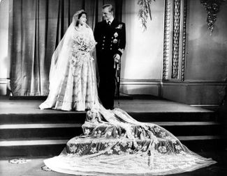 20 ноября 1947 года состоялась свадьба 21-летней принцессы Элизабет и 26-летнего Филиппа Маунтбеттена — офицера британского флота. После женитьбы Филипп сосредоточился на исполнении обязанностей члена королевской семьи. Елизавета II и герцог Эдинбургский прожили в браке почти 74 года