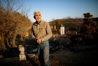 Итару Сасаки, установивший «телефон ветра» в своем саду в поселке Оцути, февраль 2021 года