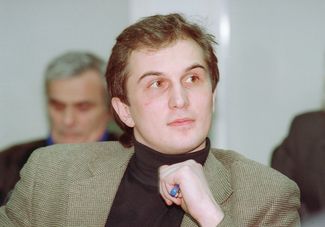 Генеральный секретарь ЦК Партии любителей пива Константин Калачев на круглом столе в Госдуме. Москва, 3 марта 1995 года