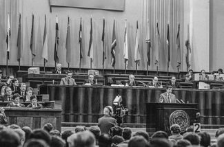 VII съезд народных депутатов в Большом Кремлевском дворце. Председатель Верховного совета Руслан Хасбулатов. 1 декабря 1992 года