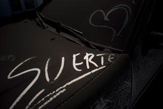 Надпись «Удачи» на засыпанном пеплом автомобиле. 15 декабря 2021 года