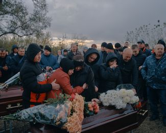 Жители Грозы на похоронах Ольги и Анатолия, а также родителей Анатолия — Ирины и Валерия Пантелеевых. Все четверо погибли в кафе «Спутник»