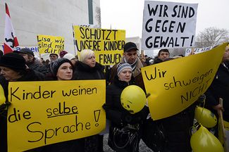 На митинг к резиденции Меркель помимо русских немцев вышли и ультра-правые. Берлин, 23 января 2016 года
