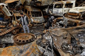 Свалка уничтоженных во время войны автомобилей. Ирпень, Киевская область