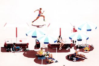 Рейчел Маккой из сборной США на квалификационном этапе соревнований по прыжкам в высоту во время Олимпиады в Токио, которая из-за пандемии прошла на год позже и со строгими ограничениями для зрителей. Золото в прыжках в высоту через два дня <a href="https://meduza.io/paragraph/2021/08/07/tri-zolota-za-den-i-skandal-s-sudeystvom-hudozhestvennoy-gimnastiki" rel="noopener noreferrer" target="_blank">выиграет</a> россиянка Мария Ласицкене. 5 августа