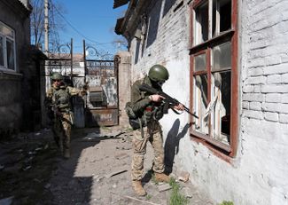 Военнослужащие пророссийских войск проводят обыск дома в Мариуполе