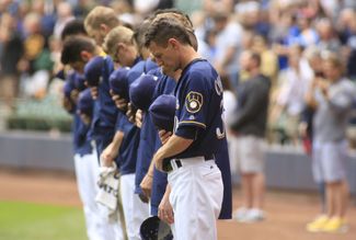Минута молчания перед матчем: команда бейсбольного клуба «Милуоки Брюэрс» (Milwaukee Brewers). Милуоки, штат Висконсин