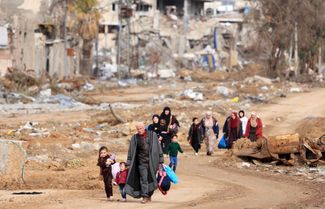Мирные палестинцы уходят из Газы по трассе Салах ад-Дин на юг сектора. 28 ноября 2023 года