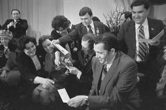 На съезде КПСС в феврале 1981 года. На переднем плане — поэты Роберт Рождественский и Евгений Евтушенко<br>