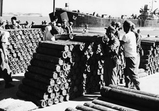 Склад боеприпасов войск Гоминьдана на острове Цзиньмэнь у берегов материкового Китая. 1954 год