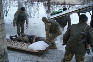 Раненый в Авдеевке солдат украинской армии; всего, по разным данным, здесь погибли от трех до 15 военнослужащих Украины, десятки человек ранены, 31 января 2017 года