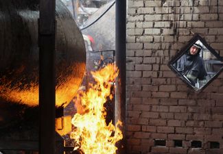 Пожарные тушат огонь на заправке, загоревшейся в результате одного из ударов по Харькову