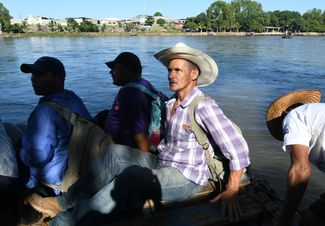 Мигранты на реке Сучьяте — границе между Мексикой и Гватемалой. 22 октября 2018 года