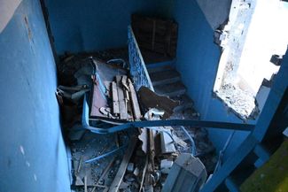 По данным главы Белгородской области, в Белгороде были повреждены 22 квартиры в семи многоэтажных домах и семь частных домовладений и 11 автомобилей