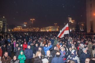 Первая и самая массовая акция протеста против «налога на тунеядство» прошла в Минске 17 февраля. В «Марше рассерженных белорусов» приняли участие две с половиной тысячи человек — они прошли от Октябрьской площади к зданию Министерства по налогам и сборам