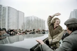 Толпы москвичей приветствуют Маргарет Тэтчер во время ее визита в СССР в 1987 году. Премьер-министр была чрезвычайно популярна в Советском Союзе в поздние годы перестройки и оставалась для оппозиционно настроенных советских граждан символом свободного мира