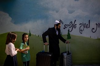 Израильская семья ожидает эвакуации из Сдерота, 15 октября 2023 года