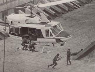 Полицейский вертолет высаживает десант на террасу Дворца правосудия во время захвата здания. 6 или 7 ноября 1985 года (точная дата неизвестна)