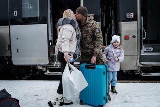 Украинский военнослужащий приветствует свою семью после трех месяцев разлуки. Вокзал Краматорска, 12 февраля 2023 года