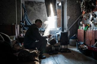 35-летний Александр Луговских греет воду в своей квартире. Луговских живет один с котом Тузиком с тех пор, как его семья уехала из Авдеевки