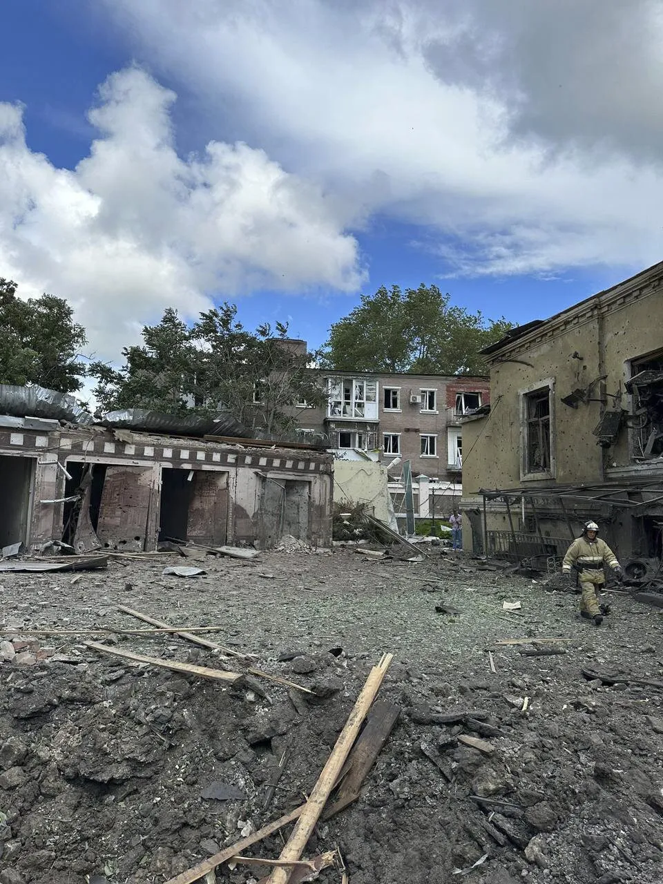 В результате взрыва в Таганроге ранены более 10 человек. Частично разрушен  музей, в нескольких зданиях выбило рамы и стекла Пятьсот двадцатый день  войны. Фотографии — Meduza