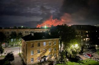 На фотографии, сделанной губернатором Псковской области Михаилом Ведерниковым, над региональным центром поднимаются клубы дыма — в ночь на 30 августа, по его <a href="https://t.me/MV_007_Pskov/3321" rel="noopener noreferrer" target="_blank">словам</a>, Минобороны РФ отразило в местном аэропорту атаку беспилотников. Повреждены четыре <a href="https://t.me/tass_agency/207257" rel="noopener noreferrer" target="_blank">самолета</a> Ил-76, воздушное пространство над Псковской областью временно <a href="https://tass.ru/proisshestviya/18613693" rel="noopener noreferrer" target="_blank">закрывали</a>