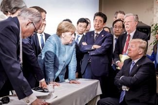 Если с Бараком Обамой у Меркель сложились очень теплые отношения, то Дональд Трамп стал одним из главных оппонентов канцлера. Он критиковал ее за то, что, вводя санкции против России, Германия одновременно строит «Северный поток — 2» и не выполняет обязательства по финансированию НАТО. Перед саммитом «Большой семерки» 2018 года в Квебеке Трамп выступил с несколькими громкими заявлениями, вплоть до того, что считает Крым российским, а со встречи уехал, отказавшись подписывать совместное заявление.