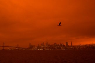 Дым от лесных пожаров заслонил солнце и окрасил небо над Сан-Франциско в темно-оранжевый цвет. Калифорния, 9 сентября 2020 года