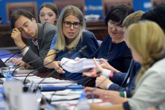 Председатель Центризбиркома Элла Памфилова (справа) на встрече с Любовью Соболь (в центре) и другими незарегистрированными кандидатами в депутаты Мосгордумы. 23 июля 2019 года