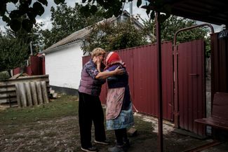 64-летняя Ольга, вернувшись в освобожденное в ходе контрнаступления ВСУ село Троицкое, обнимает свою 80-летнюю сестру Галину. Ольга не была в Троицком полгода — примерно столько же продолжалась российская оккупация области
