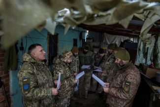 Бойцы 93-й отдельной механизированной бригады ВСУ поют во время рождественской службы на передовой в Донецкой области