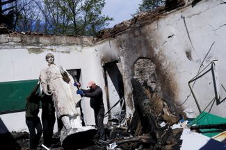 Сотрудники музея убирают статую Сковороды 