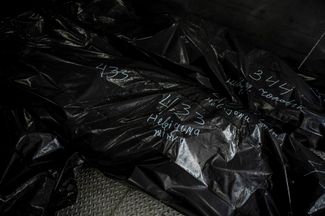 Мешки с телами неопознанных жителей Изюма, погибших за семь месяцев оккупации города армией России