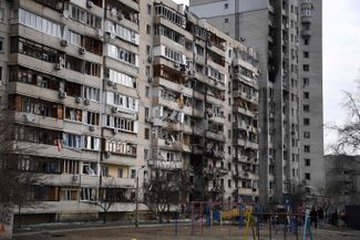 Обстрелянное здание в пригороде Киева. 25 февраля 2022 года