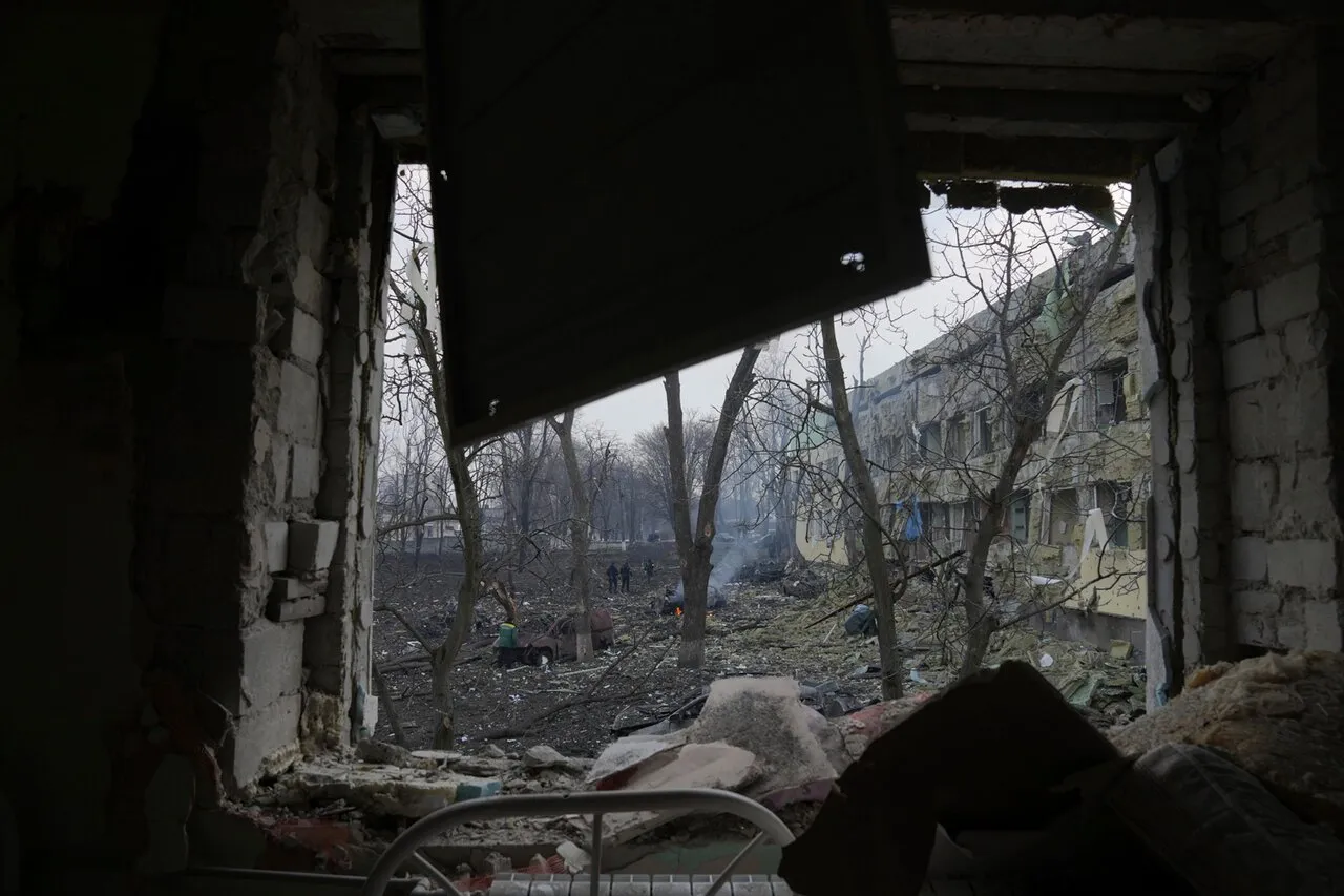 «Нам повезло — в наш дом попало всего два минометных снаряда» Мариуполь —  один из самых пострадавших городов Украины. Вот одна история о том, как  люди пытаются из него выбраться — Meduza