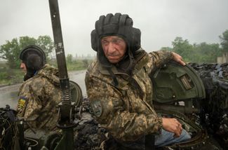 Украинские танкисты едут к своим позициям под Бахмутом