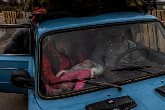 Семья с юга Украины приехала в пункт эвакуации в Запорожье. 