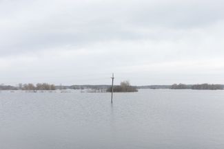 Село Демидов, <a href="https://meduza.io/feature/2022/04/28/my-spasli-kiev" rel="noopener noreferrer" target="_blank">затопленное</a> после взрыва дамбы на реке Ирпень. 8 апреля 2022 года