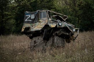 Разбитый автомобиль российской армии со знаком Z на минном поле возле села Козачья Лопань