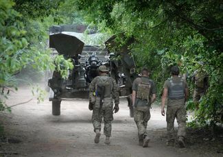 Украинские военные и американская гаубица выдвигаются на позиции для обстрела