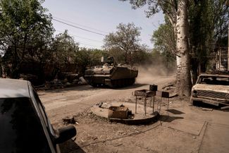 Военная техника ВСУ на одной из улиц Часова Яра — города в 13 километрах от Бахмута, где идут ожесточенные бои