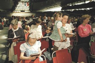 Собрание «свидетелей Иеговы» в помещении велотрека в Крылатском, сентябрь 2000 года