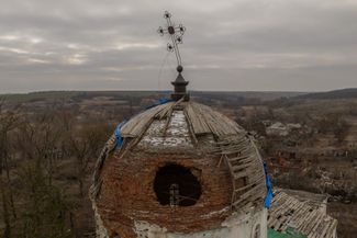 Поврежденный купол Свято-Троицкого монастыря