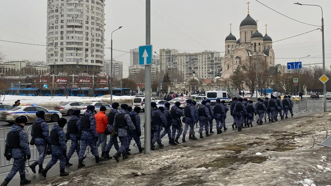 От метро «Марьино» до кладбища, где похоронят Навального, выставили коридор  из ограждений. В районе храма «Утоли моя печали» интернет работает с  перебоями — Meduza