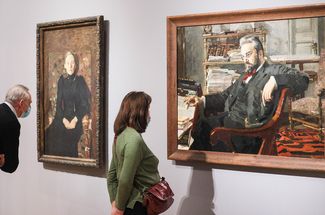 Посетители выставки у портретов Марии Арцыбушевой (1897) и коллекционера Константина Арцыбушева (1896–1897)
