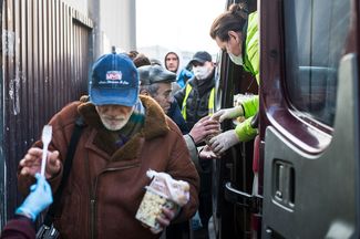 Бездомные в очереди за едой у фургона «Справедливой помощи» на Павелецком вокзале