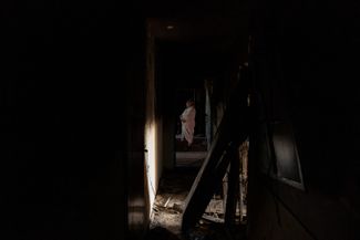 Жительница Херсона Наталья стоит рядом со своей квартирой, разрушенной в ходе обстрела города ВС РФ 30 октября 2023 года. В результате ракетного удара погибла мать Натальи, с которой они жили вместе