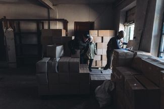 Residents of Chasov Yar receive humanitarian aid