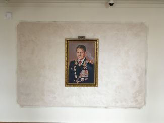 Парадный портрет министра обороны РФ Сергея Шойгу в здании правительства Тувы в Кызыле